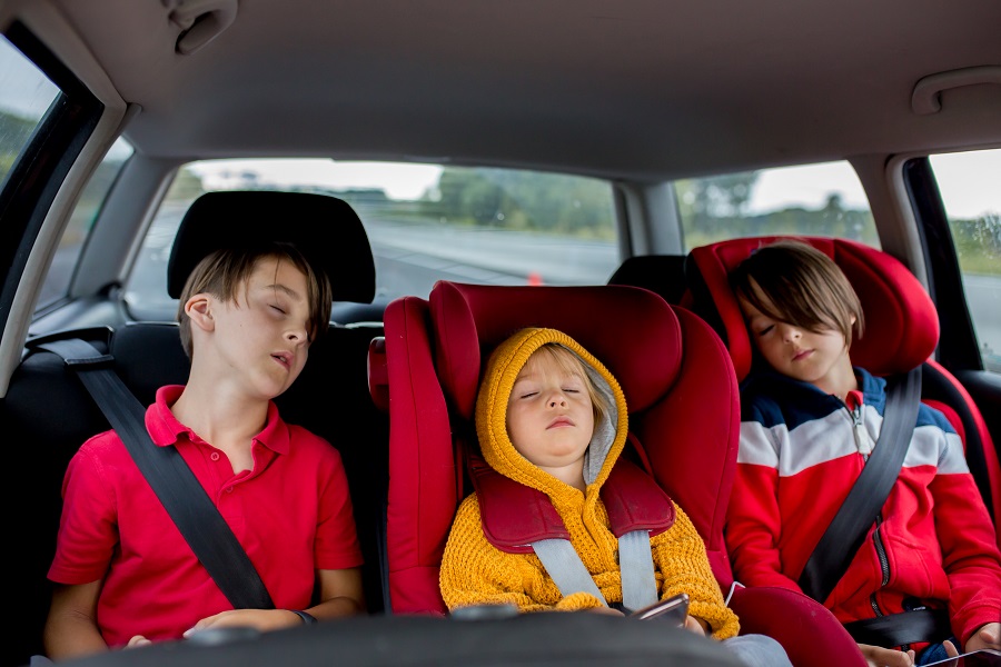 Spící děti v autě, cestování s dětmi